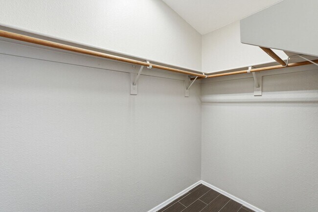 Building Photo - Three bedrooms PLUS Den! Ready to Move In