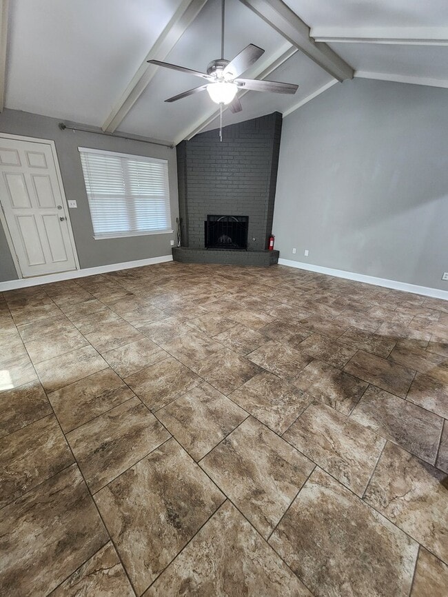 Building Photo - 4 bed 2 1/2 bath home, 2 car garage!