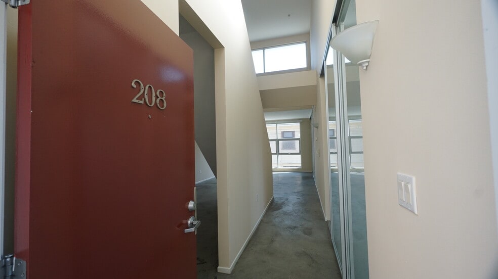 Building Photo - 922 W 23rd St