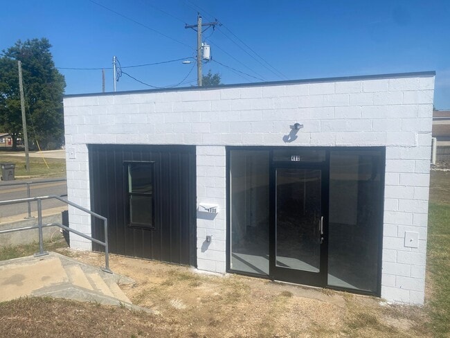 Building Photo - Remodeled 2bed/1bath near Industrial Park!