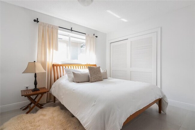 Building Photo - 2369 Overbrook St