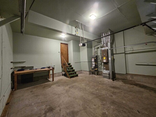 Building Photo - Spacious 2467 sq ft 4 Bedroom 2.5 Bath hom...
