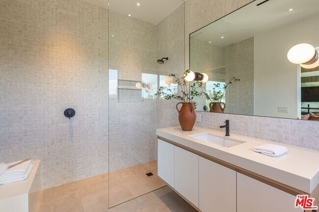 Building Photo - 9455 Eden Dr