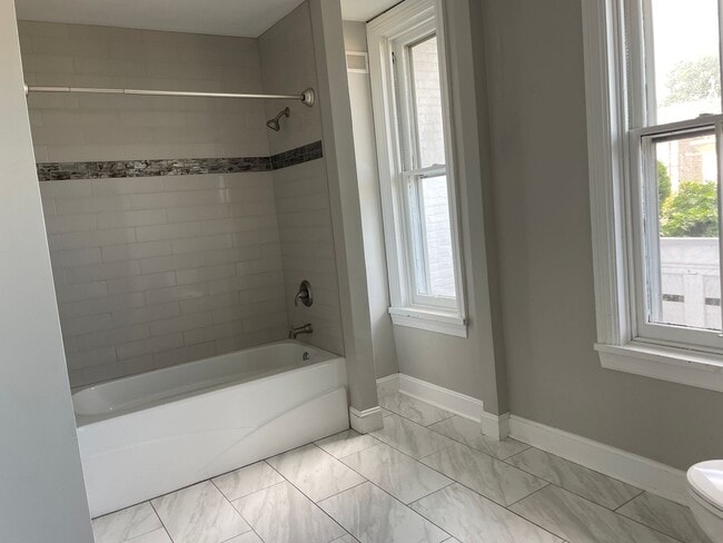 Building Photo - Beautifully Renovated Home in Columbia Bor...