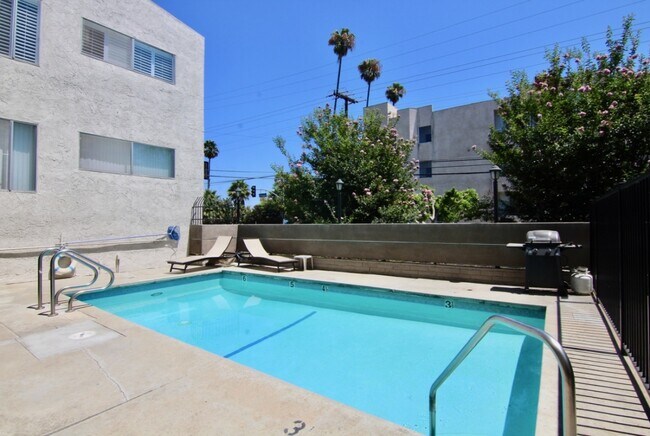 Building Photo - 1249 S Bundy Dr