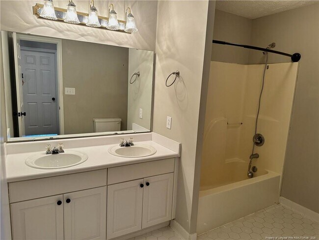 Building Photo - 2940 Amelia Dr