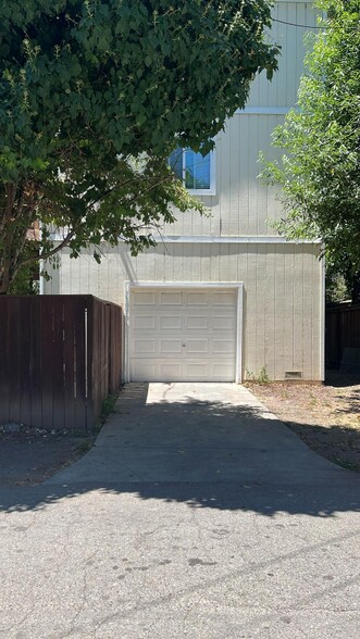 Building Photo - 11050 Sunset Ave