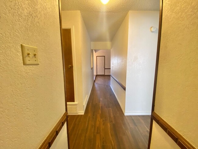 Building Photo - Pre leasing now for 4/01 move in.