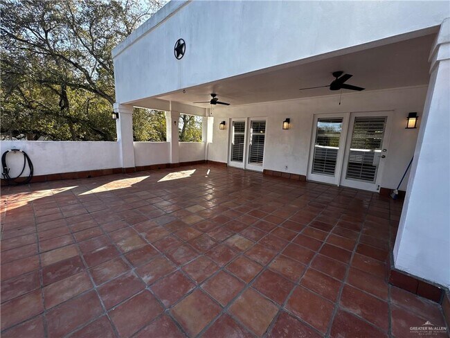 Building Photo - 22 1st Ln Ct