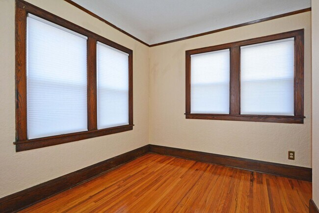 Building Photo - * Move In Special! * Beautiful 4-Bedroom, 1-Bathroom Home Available Now in NE Minneapolis!