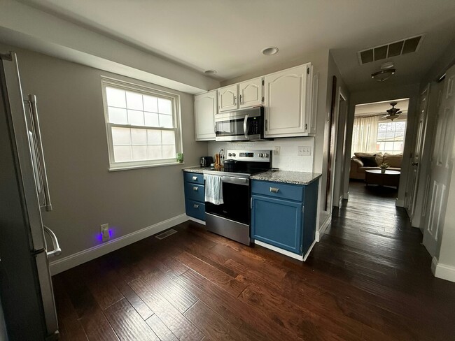 Building Photo - 5300 Saum St