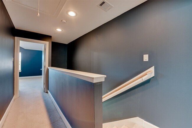 Building Photo - 5941 S Loop E