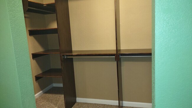 Building Photo - 1617 Oakview Dr