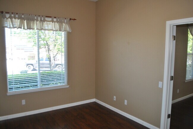 Building Photo - Gorgeous home in Springfield at Whitney Oaks