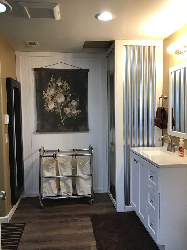 Building Photo - For Rent: Fully Furnished Barndominium downstairs unit 1 bedroom 1 bath on a Tumalo Ranch