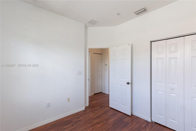 Building Photo - 1009 SW 144th Ave