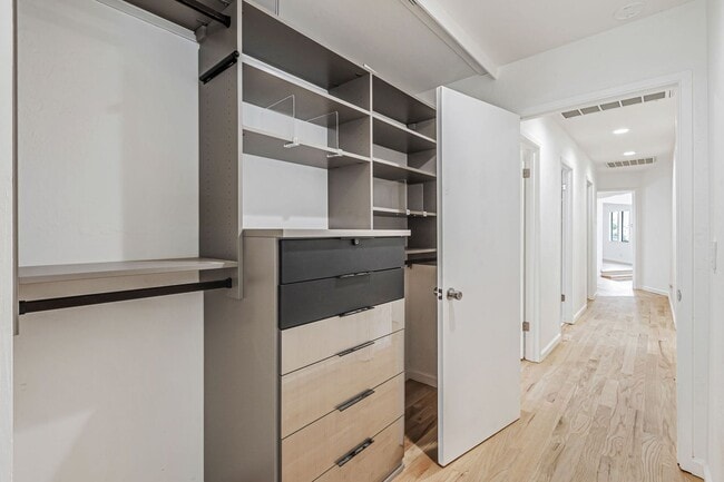 Building Photo - Beautiful 4-Bedroom 2-Bathroom Home