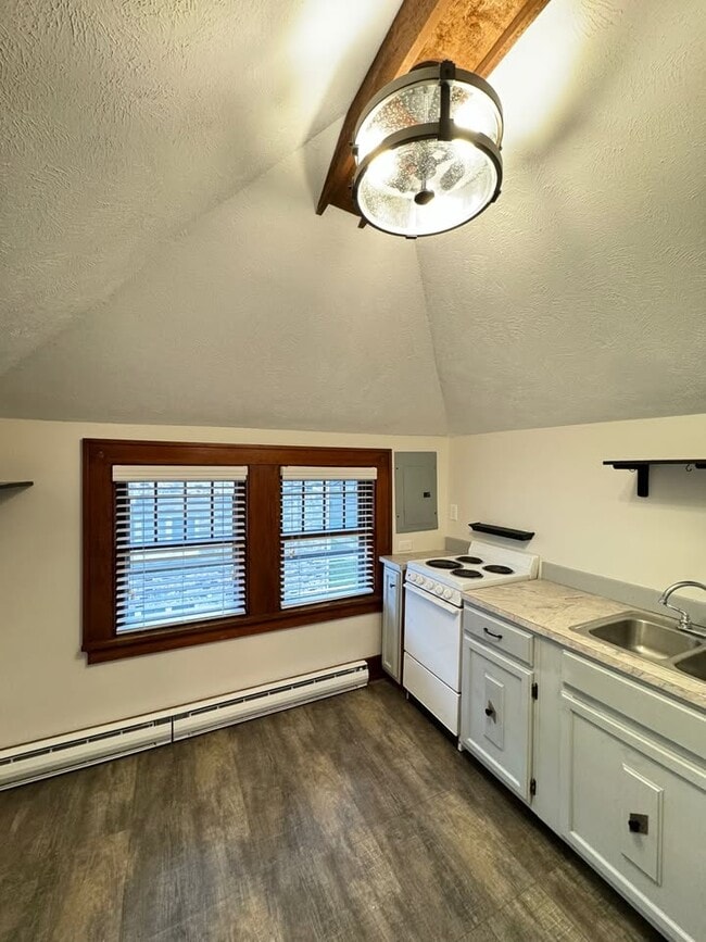 Building Photo - 1004 B St