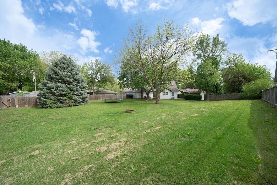 Building Photo - 617 N Willow Dr