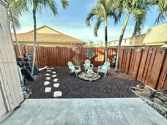 Building Photo - 7361 SW 26th Ct