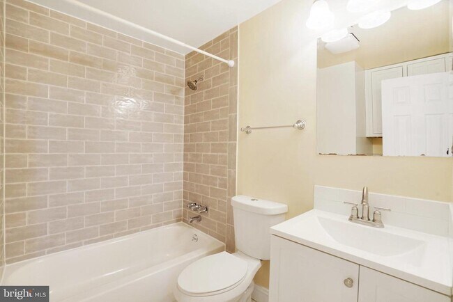 Building Photo - 4339 Cedarlake Ct