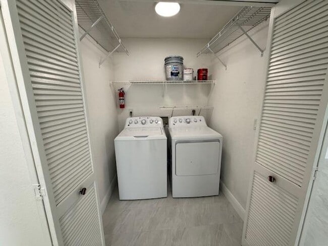 Building Photo - Newly renovated First floor, 1 Bedroom condo in the gated community of Lexington Place.