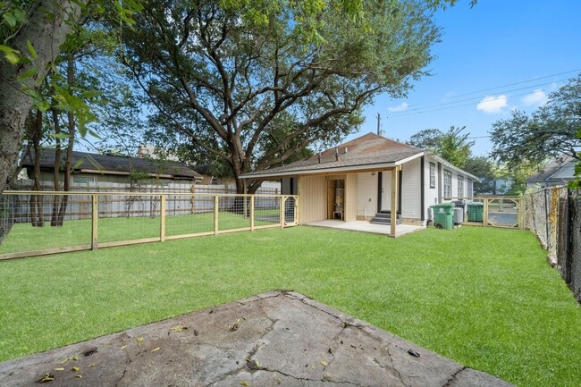 Building Photo - 1615 McKee St