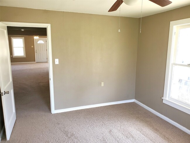 Building Photo - 223 S Willow St