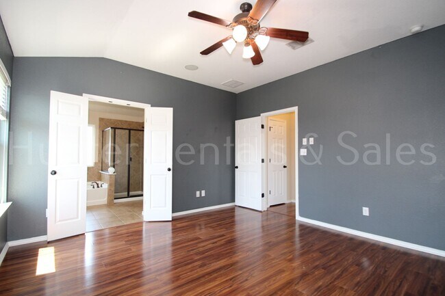 Building Photo - New in Management ! Spacious & Stylish Liv...