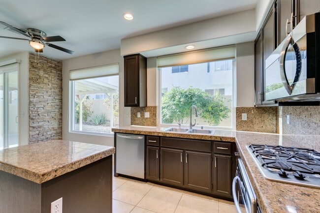 Building Photo - Immaculate 3 bedroom house with a Loft in ...