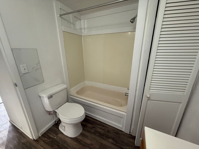 Building Photo - 16584 Lakeway Cir