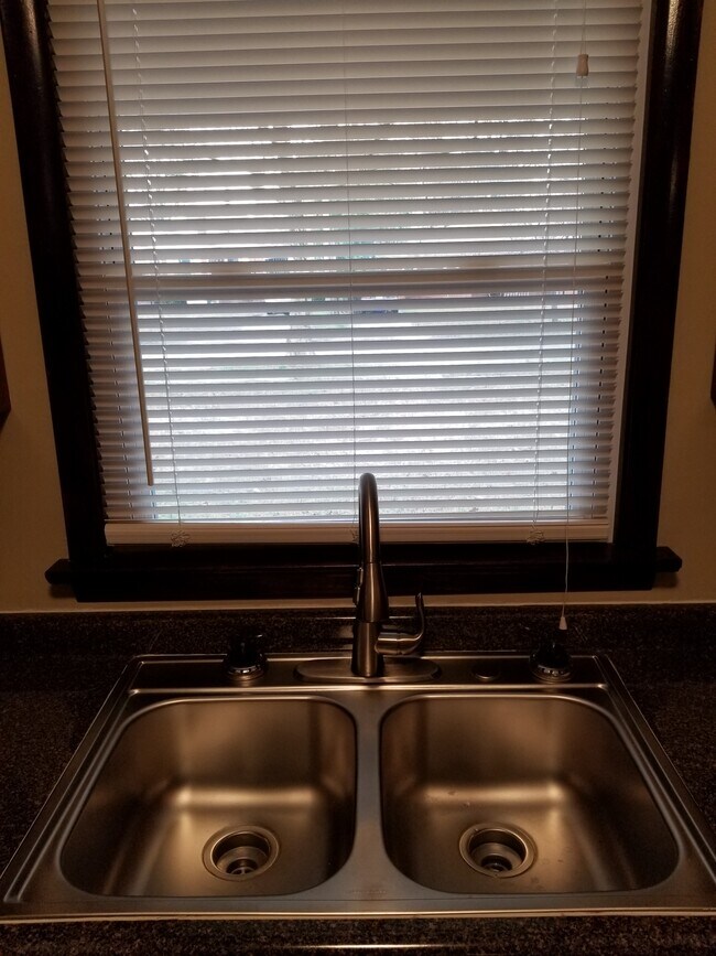 Building Photo - 305 Woodview Ave