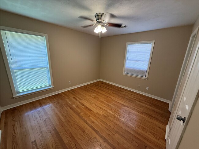 Building Photo - 6302 Thrush Dr