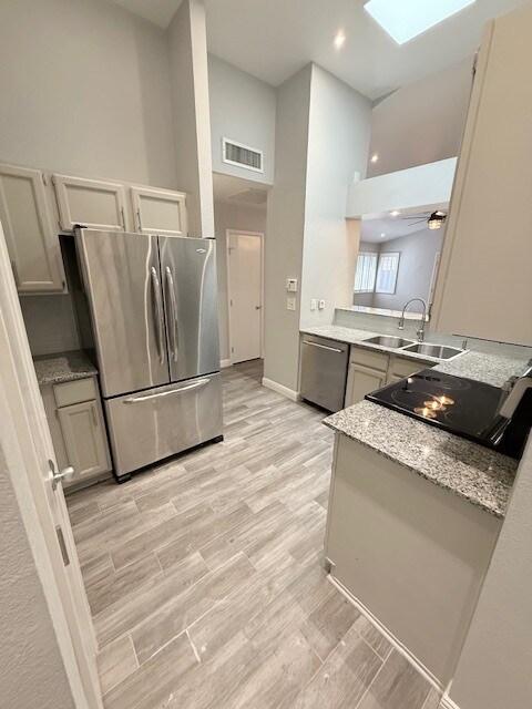 Building Photo - FOR RENT