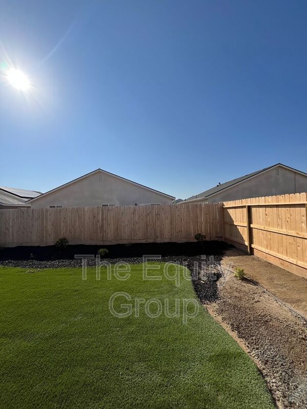 Building Photo - 7039 W Wren Ave