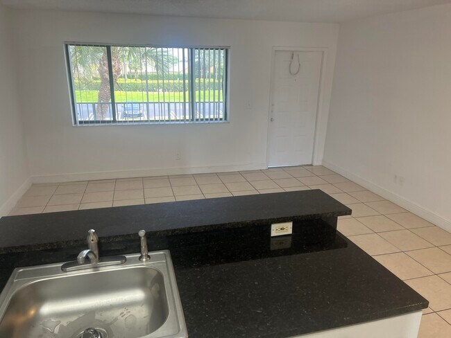 Building Photo - 1626 Meadows Cir W