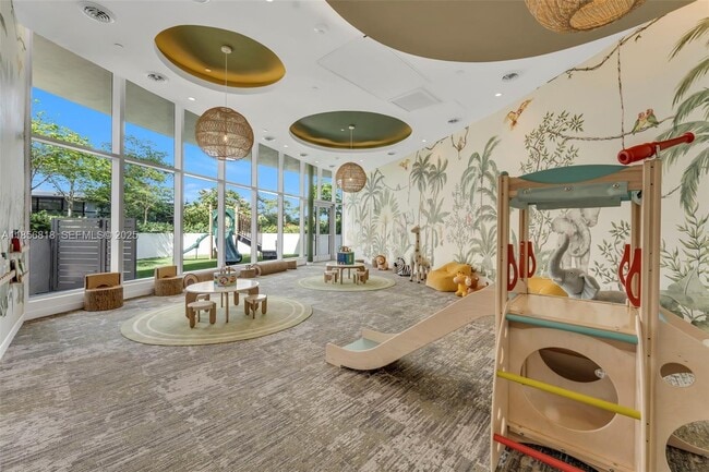 Building Photo - 700 NE 24th St