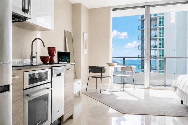 Building Photo - 1300 Brickell Bay Dr