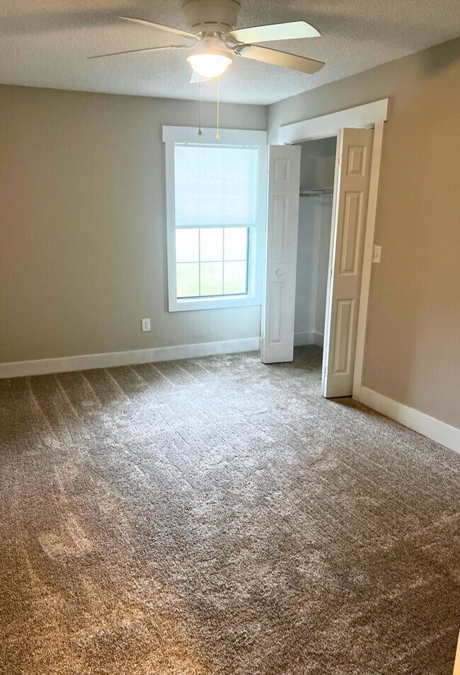 Building Photo - Spacious 4 Bedroom Home with Flex Room & S...