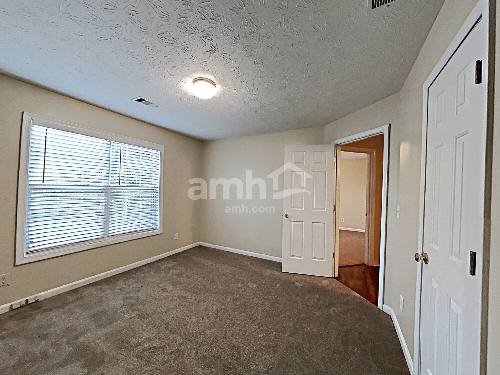 Building Photo - 1500 Chalet Cir