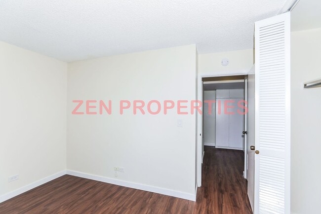 Building Photo - 2 bedroom, 2 bath & 1 parking for rent at Royal Court