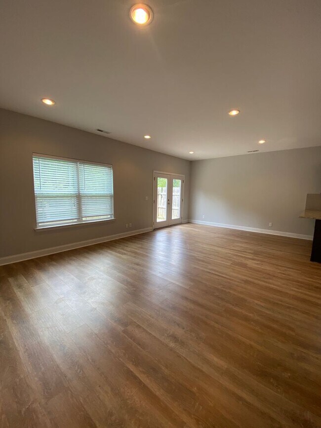 Building Photo - 4 BR, 2 BA, 2 Car Garage | Close to Chattanooga, Volkswagen, FedEx, & Amazon