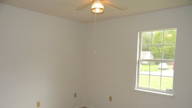 Building Photo - Charming and convenient