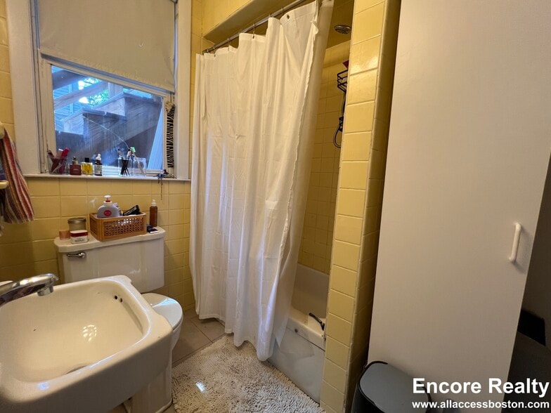 Building Photo - 9 Kenwood St