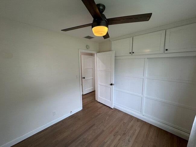 Building Photo - Beautiful 3 bedroom 2 bath Pool Home...  this one is a SHOW STOPPER