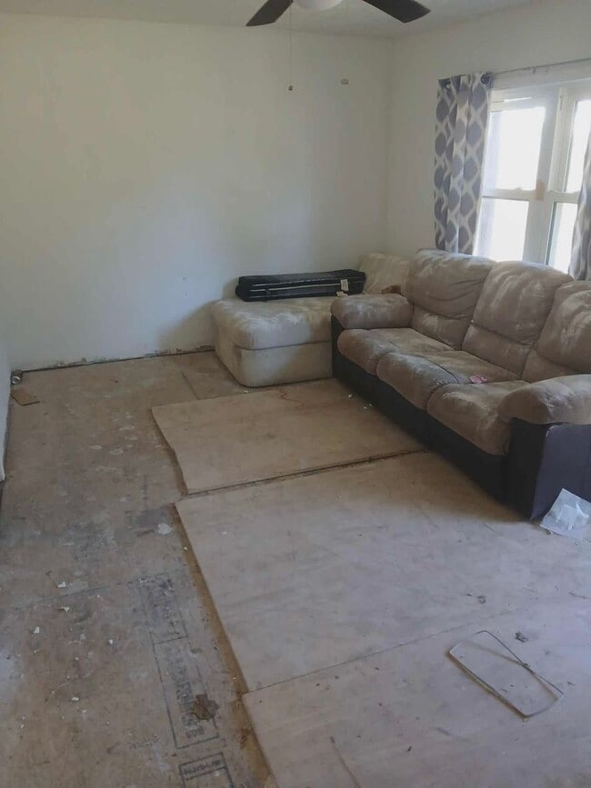 Building Photo - HILLSBORO - Ranch Style Home with Covered Front Porch - $750 MONTH / $999 DOWN