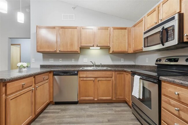 Building Photo - New Listing - 2 Bedroom, 2 Bath Condo in North Liberty
