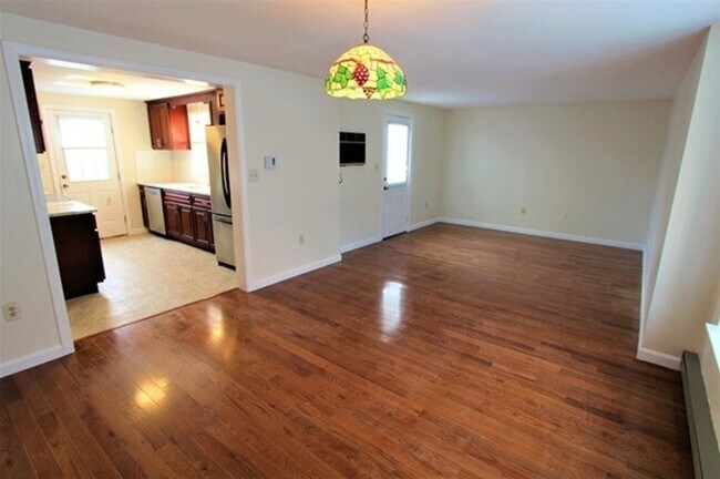 Building Photo - Spacious 3-Bed Townhouse with Wraparound D...