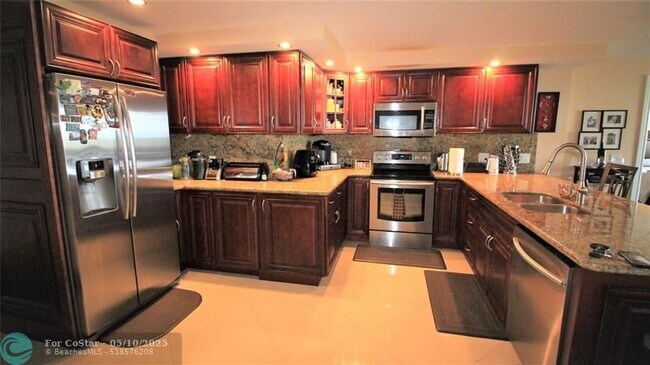 Building Photo - 3499 Oaks Way