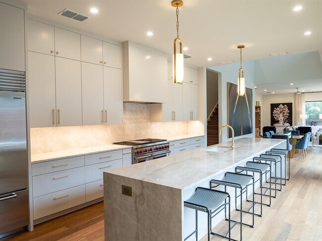 Primary Photo - 805 W Live Oak St